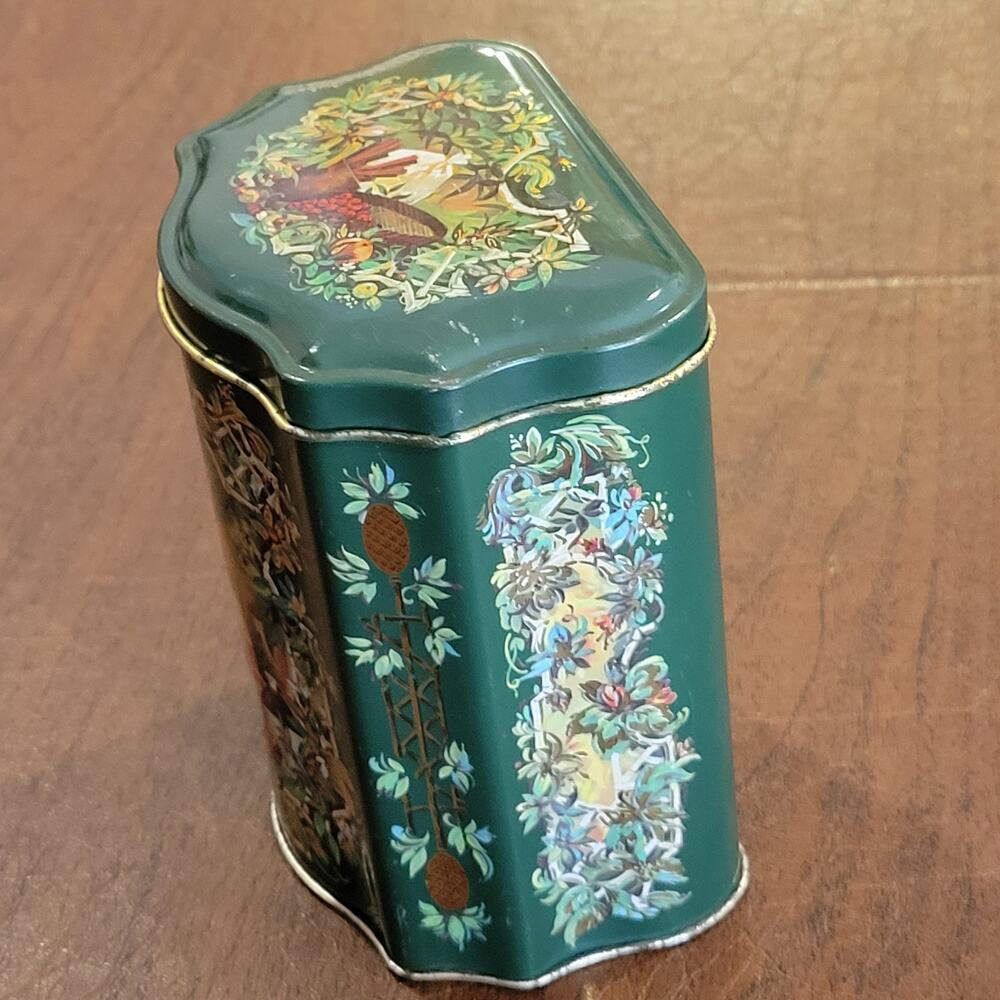 Vintage Christmas Tin England Holiday Tea 1981 Green Pineapples Gold Trim Avon - Picture 5 of 9